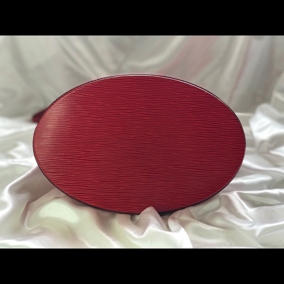 ✨SOLD✨Louis Vuitton Vintage Cluny Red Epi Leather - Picture 4 of 9
